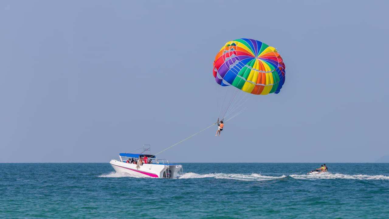 Parasailing in Dubai