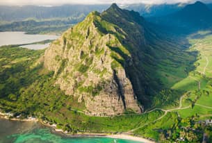 Admire the beauty of Ka'a'awa Valley