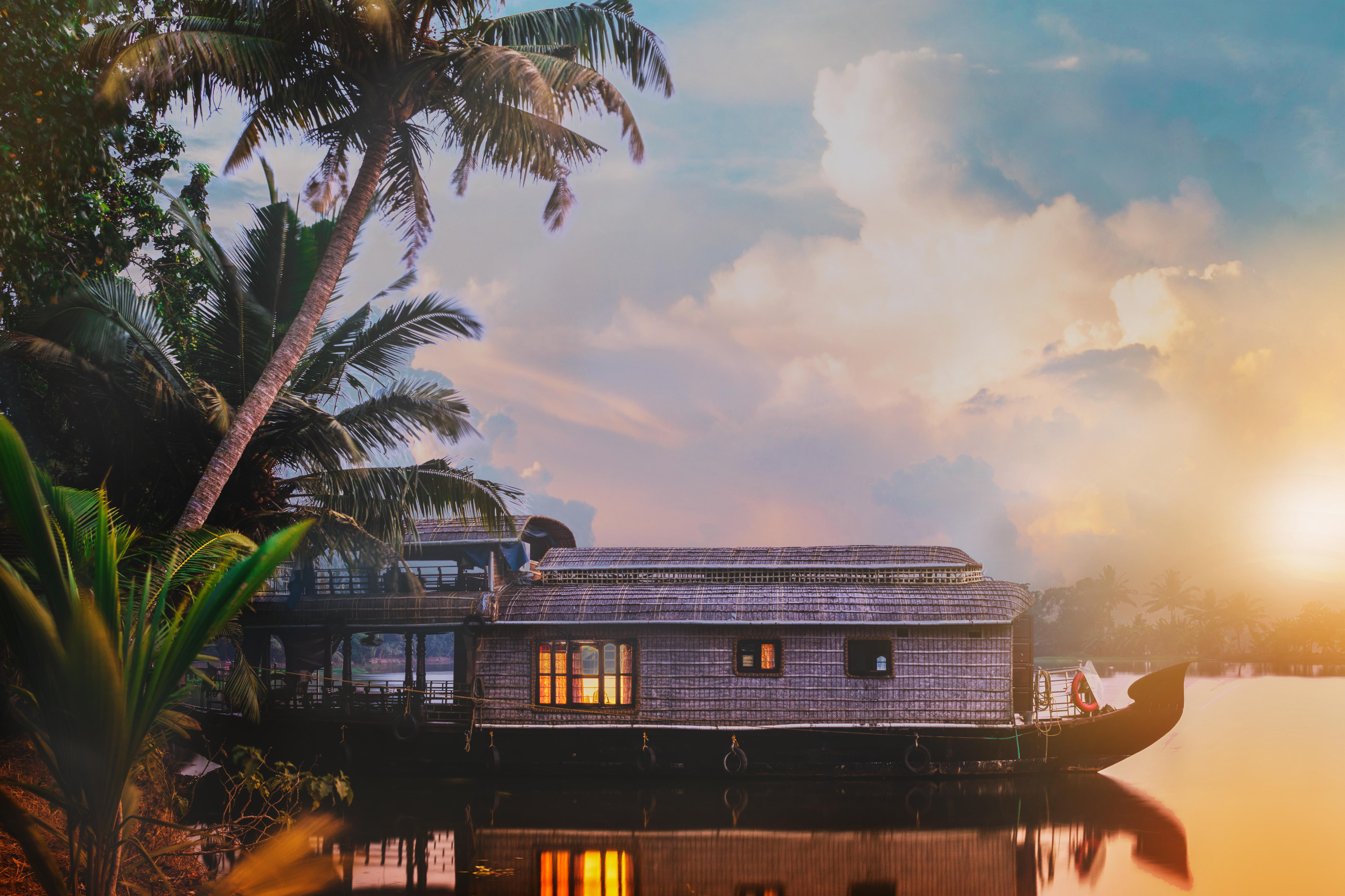 Witness the traditional houseboat in Alleppey during sunset