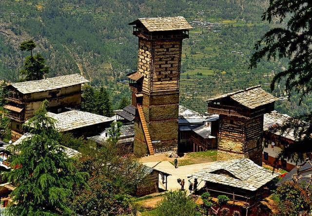 Admire the architecture of Chehni Kothi