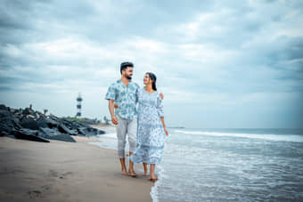 Get dreamy couple portraits by the sparkling blue waters