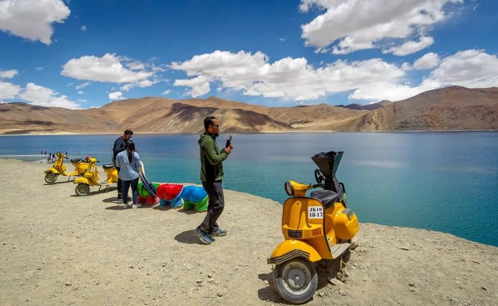 Capture some amazing shots around Pangong lake, as you relive the bollywood moments