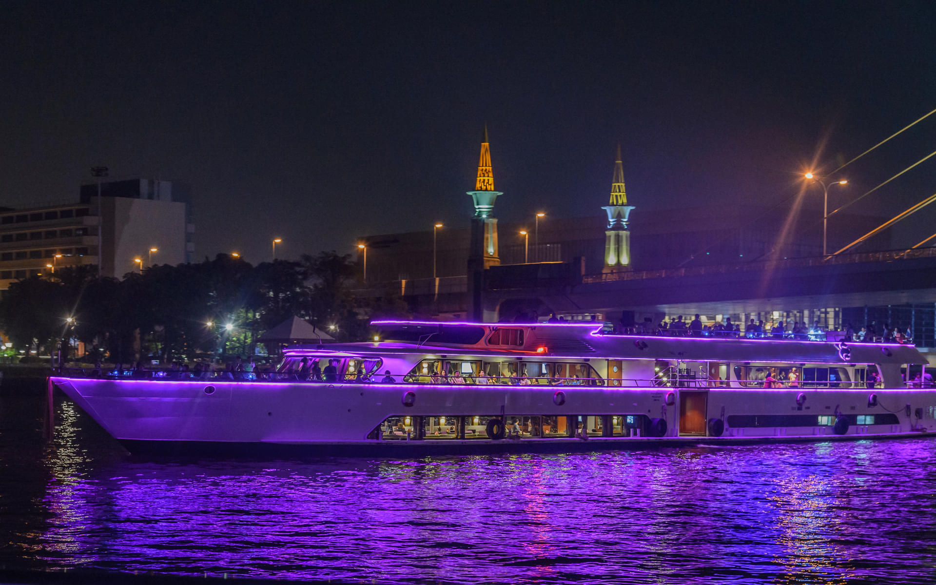 Get mesmerized by the amazing views of Bangkok from the cruise