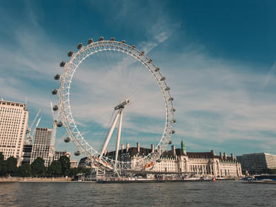 Get amazed with Europe's tallest cantilevered observation wheel, London Eye