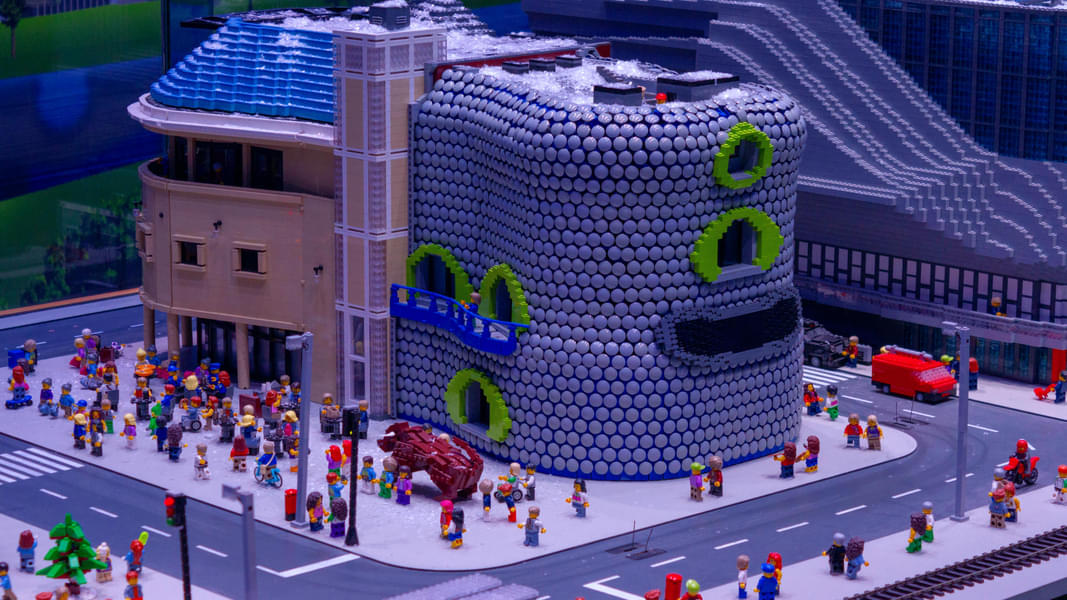 Admire the beauty of LEGO MINILAND and try to spot some famous landmarks of Toronto.