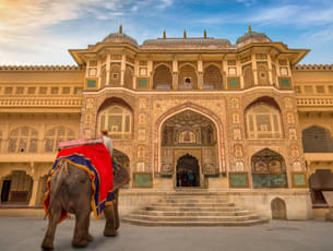 Bend of Rajput and Mughal style of architecture of Amber Fort