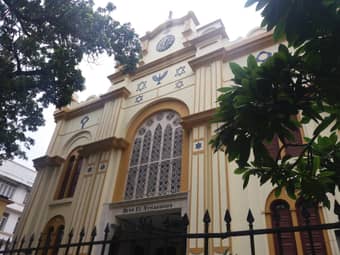 Enjoy a walking tour at Calcutta 