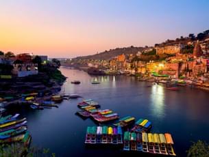 Boat ride in the beautiful ghats of Omkareshwar 