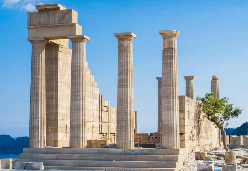 Visit and appreciate the architecture of Acropolis of Lindos