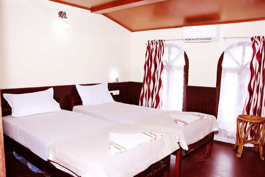 Deluxe Houseboat in Alleppey Image