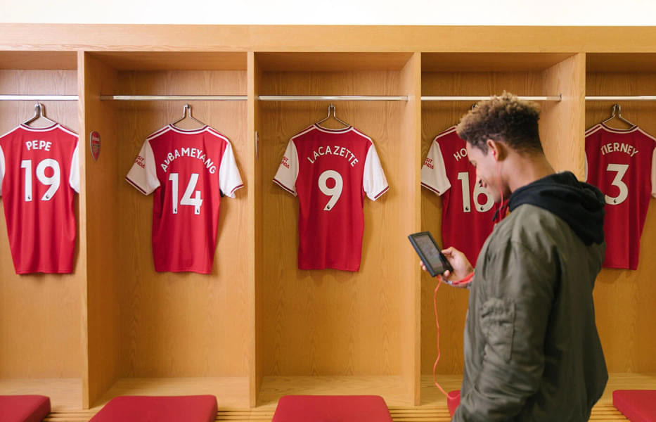 See the jersey of your favorite player in the changing room
