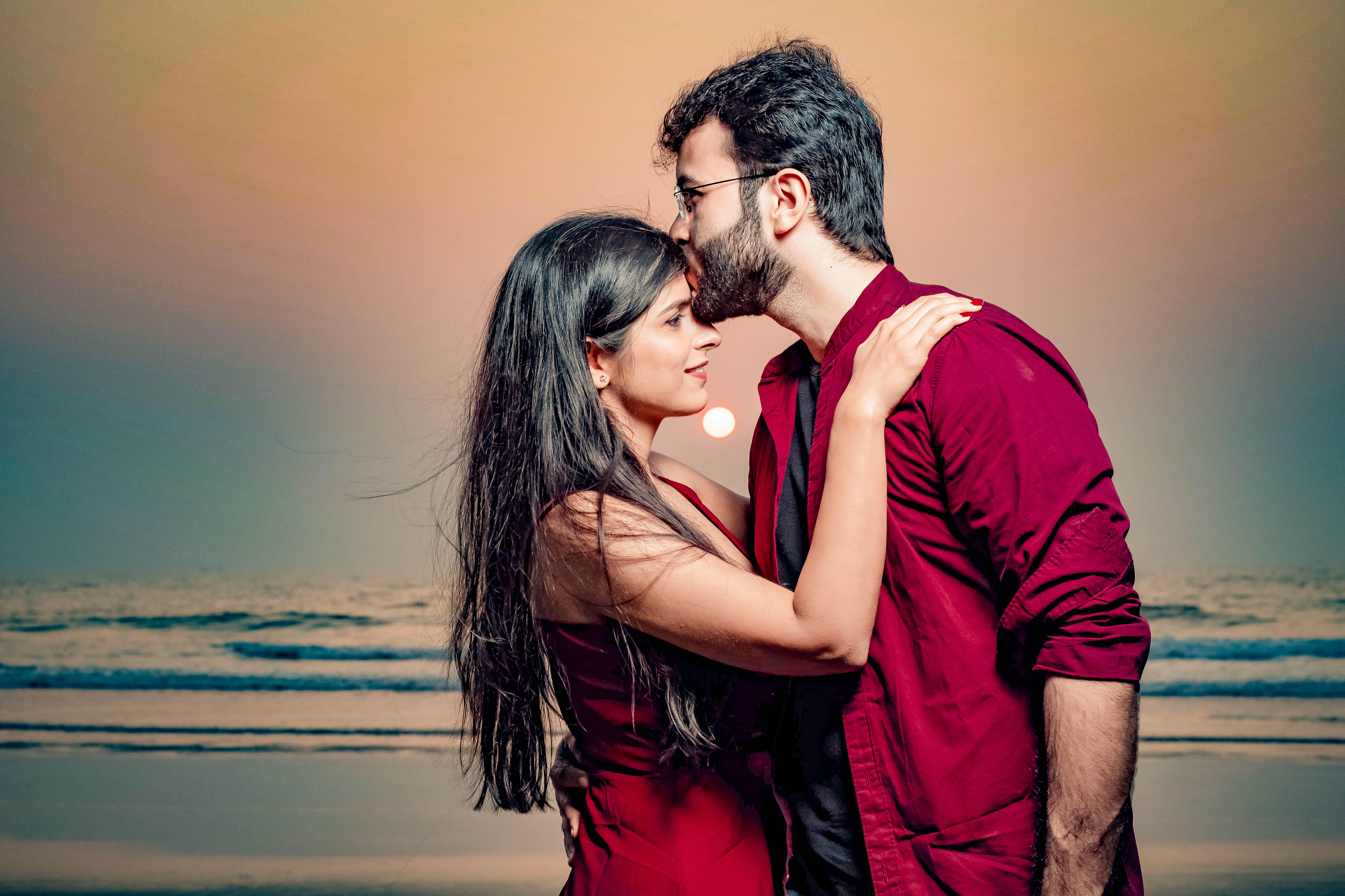 Couple By The Ocean Stock Photo - Download Image Now - Beach, Goa, India -  iStock