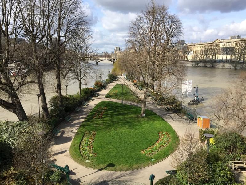 Picnic in Square du Vert-Galant