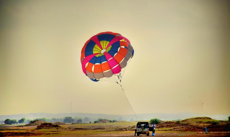 Get an amazing parasailing experience at Jaisalmer