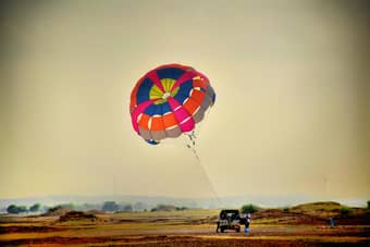 Get an amazing parasailing experience at Jaisalmer