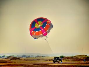 Get an amazing parasailing experience at Jaisalmer