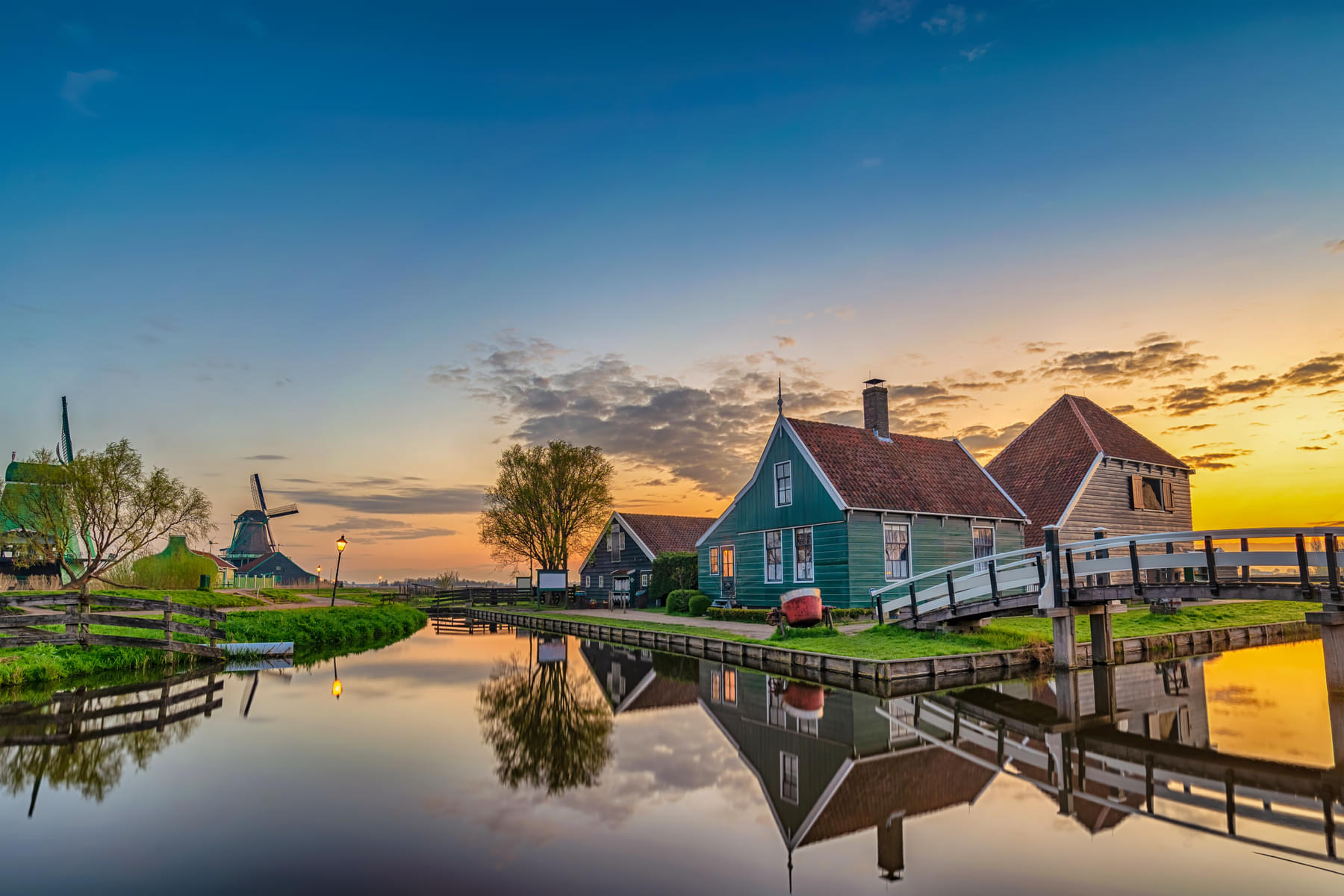 Witness the scenic beauty of Zaanse Schans village