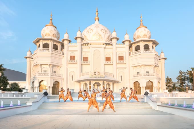 Witness amazing performances at the Royal Plaza Zone
