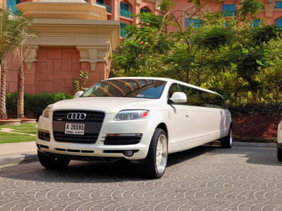 Get astonished by a 1 hour Limousine ride in Dubai