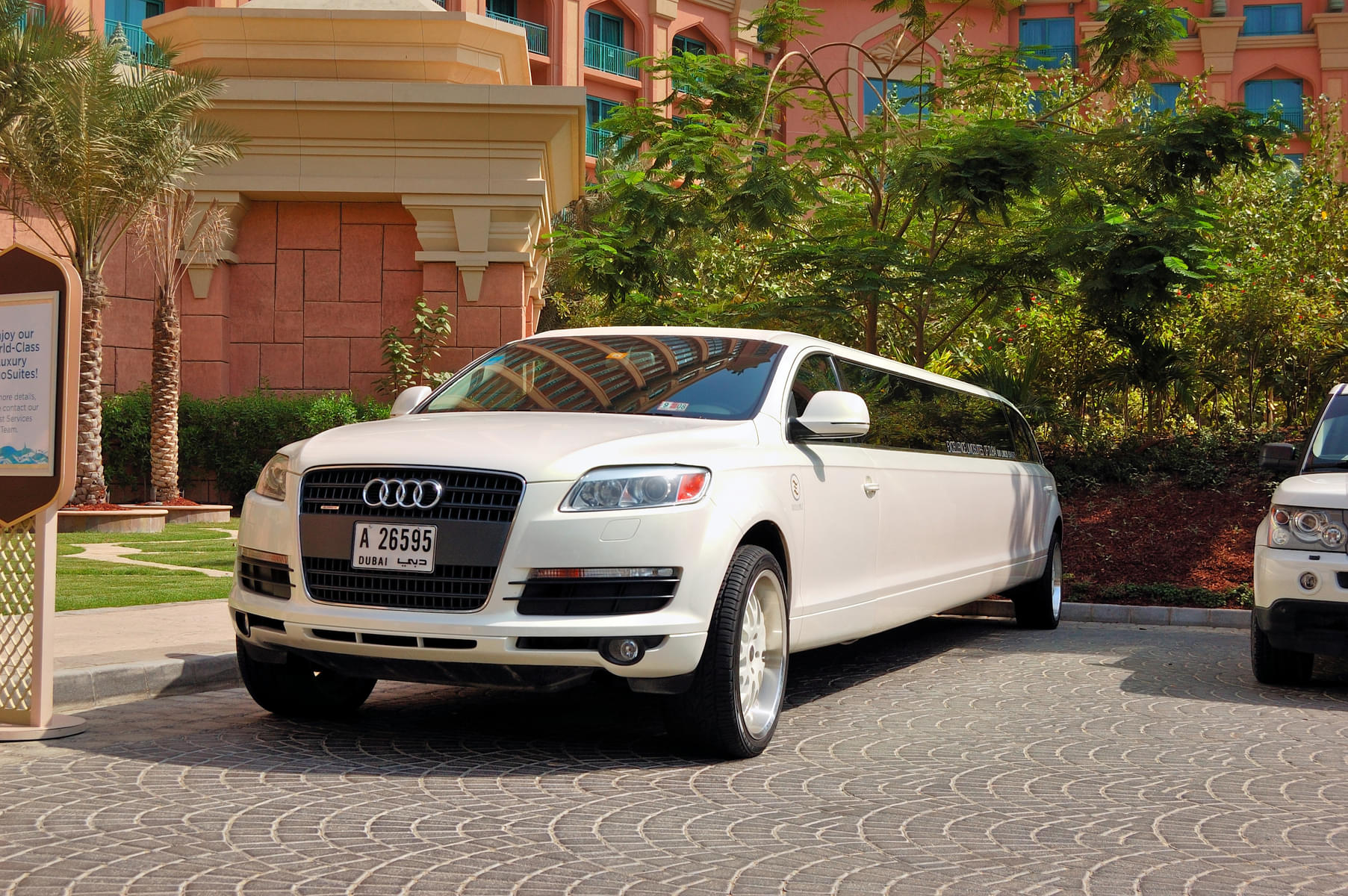 Get astonished by a 1 hour Limousine ride in Dubai