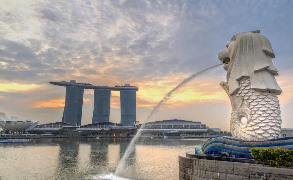Marvel at the grand water fountain of Merlion
