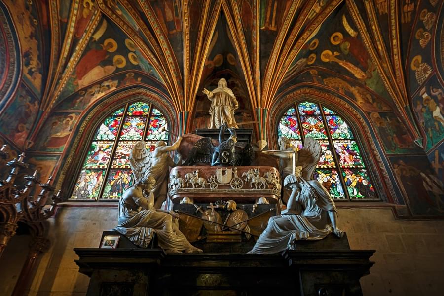Be amazed by the spectacular ceiling of the castle and its 30 beautiful head sculptures