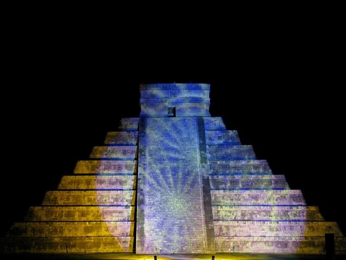 Chichen Itza Night Show 2.jpg