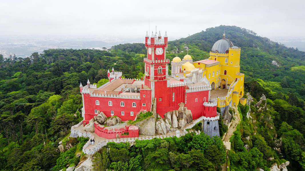 4.5-Hour Guided Tour of Sintra with Entry to National Palace of Pena 