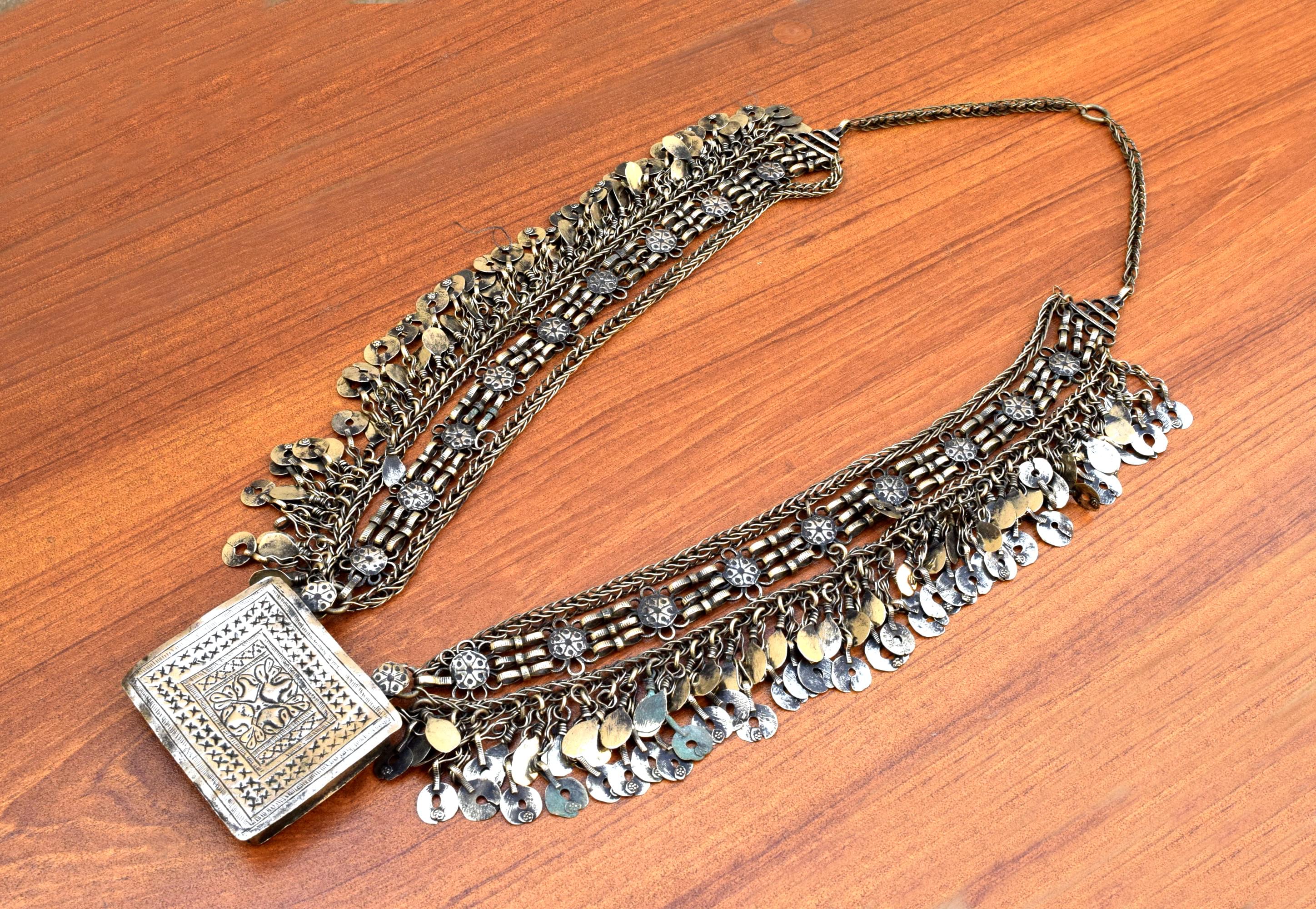 Take Pictures Wearing Traditional Kashmiri Attire and Jewelry