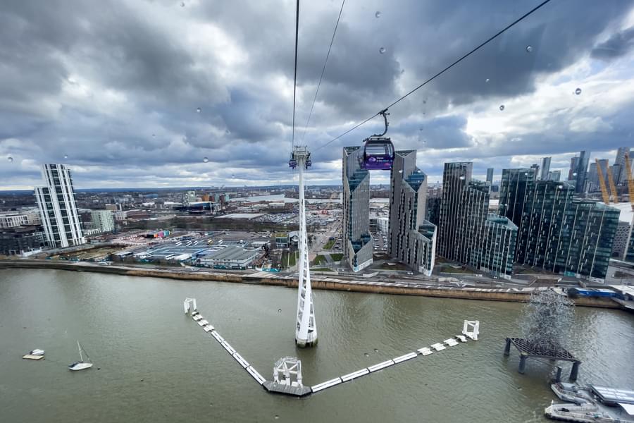 See famous landmarks of London like O2 Arena, River Thames, Shard from the IFS Cable Car