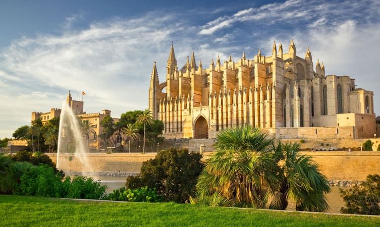 Get astonished by the magnificance of Catedral-Basilica de Santa Maria de Mallorca