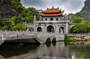 Hoa Lu & Trang An Sightseeing Tour