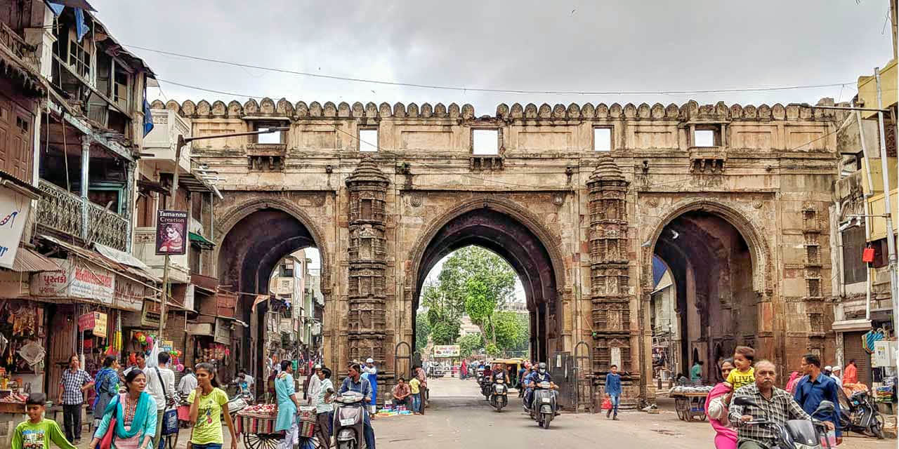 Teen Darwaza