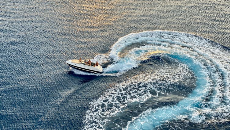 Journey across North Goa’s waves for a thrilling speedboat adventure