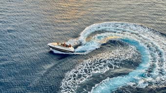 Journey across North Goa’s waves for a thrilling speedboat adventure