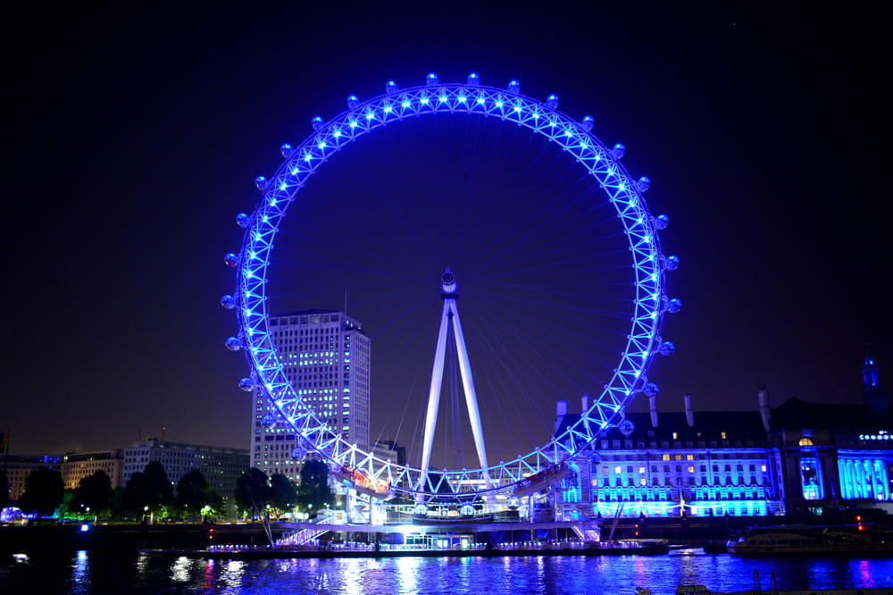 The London Eye looks awesome at night