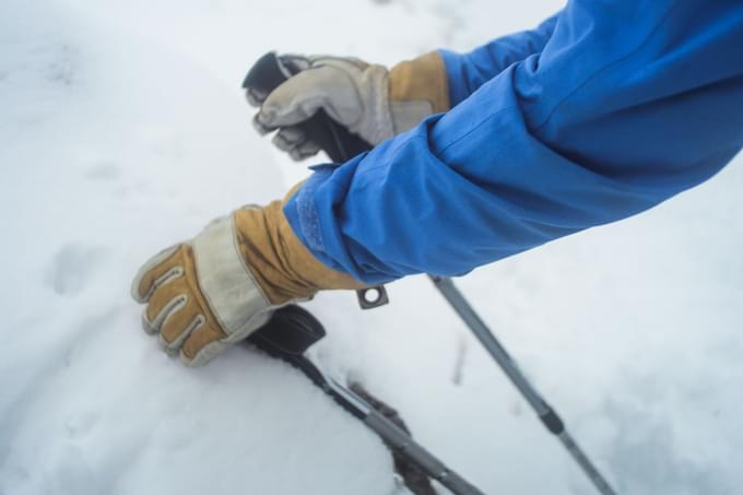 trekker wearing gloves