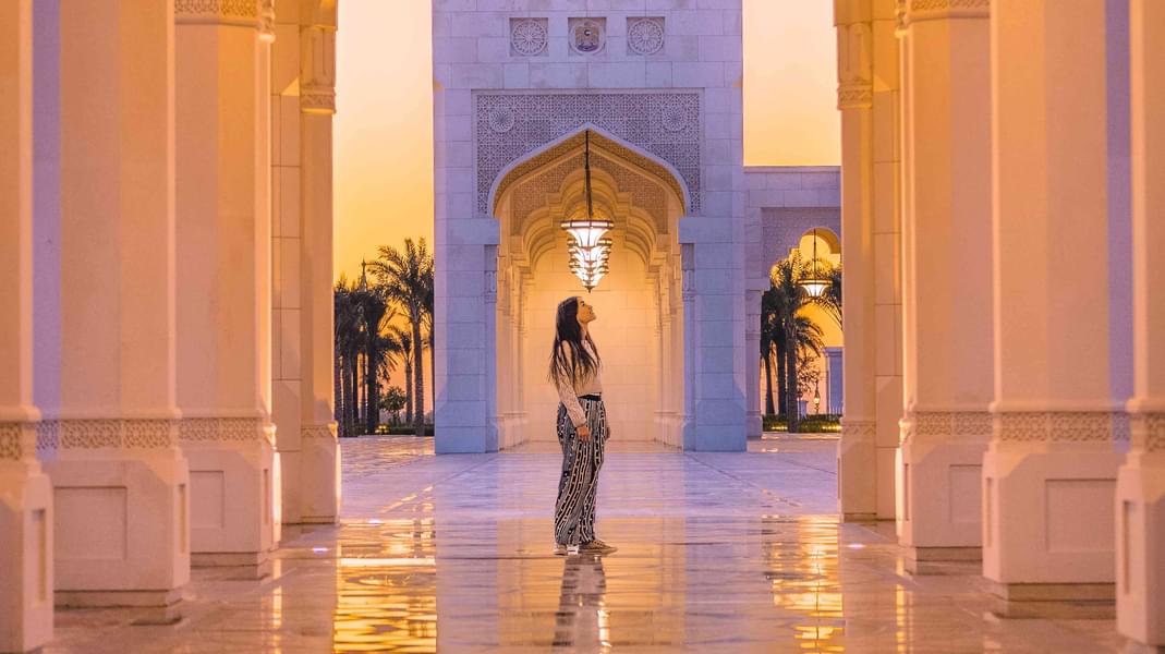 Admire the wonderful interiors of Grand Sheikh Zayed Mosque