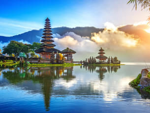 Get captivated with the beauty of the artistic Ulun Danu Temple that is surrounded by a lake