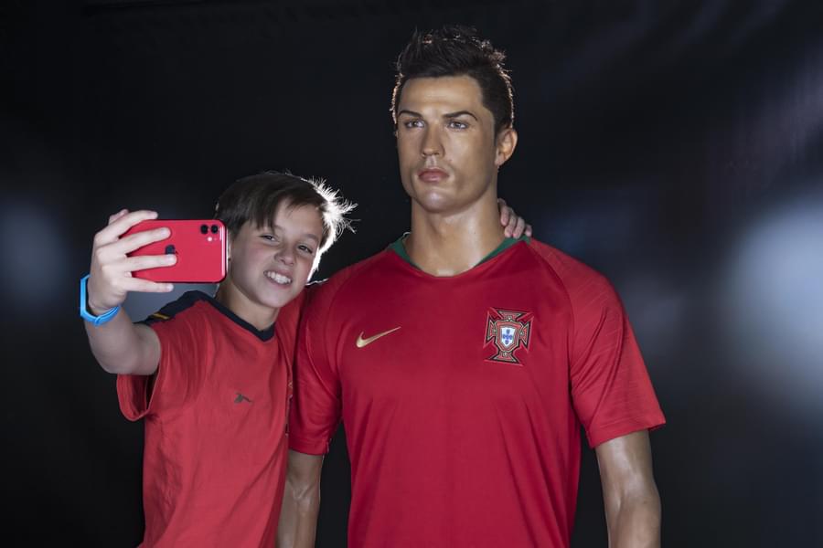 Click a selfie with popular footballer Cristiano Ronaldo 