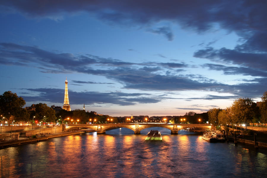 Hop on a luxury dinner cruise in Seine River