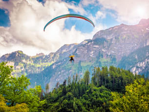Feel the wind while paragliding in Interlaken