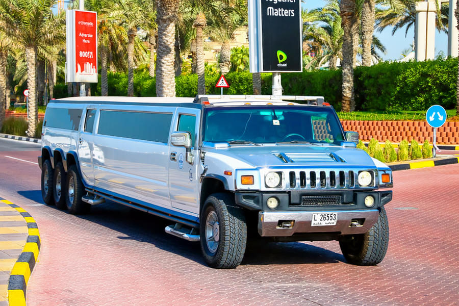 Enjoy the luxurious ride across prominent destinations of Dubai