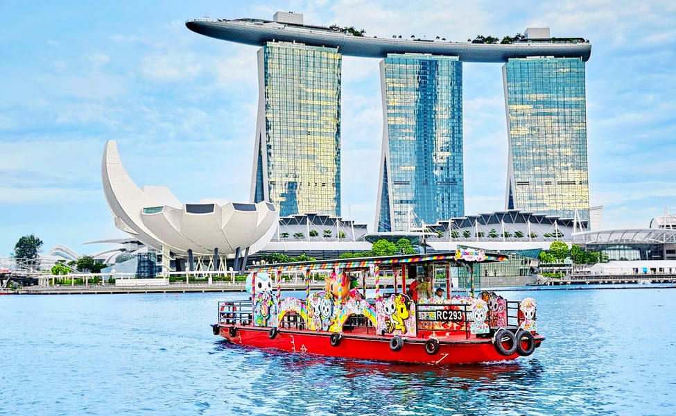 Enjoy watching the renowned attractions of Singapore