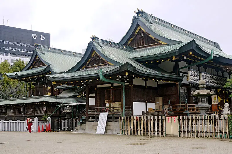 Participate in the rituals at Osaka Tenmangu Shrine
