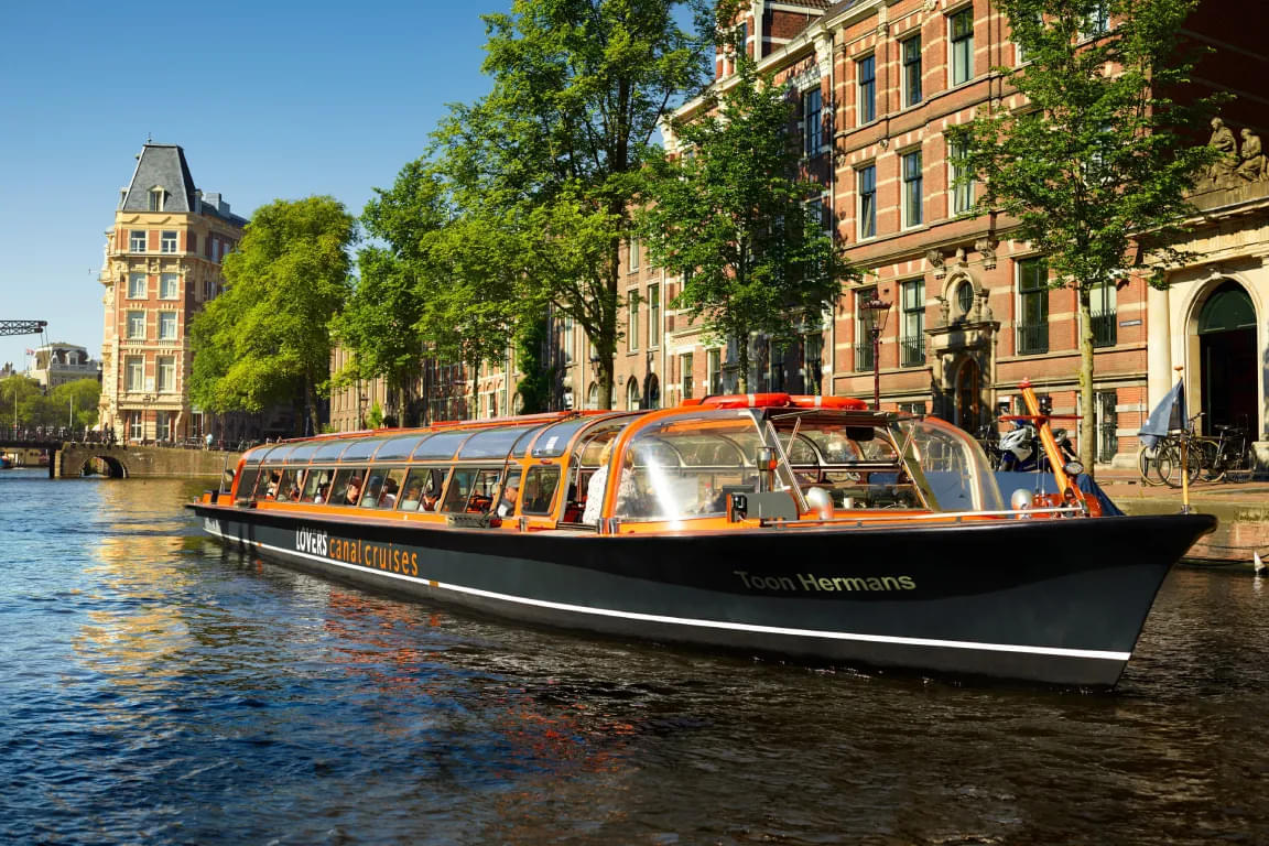 Go on a 1-hour canal cruise tour through Amsterdam’s UNESCO World Heritage Canal District