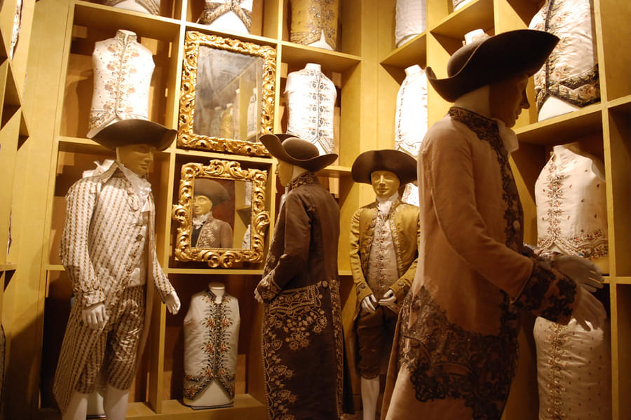 Learn about Venetian high class's fashion and their way of life