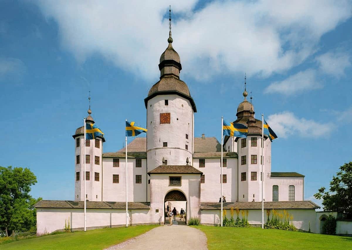 Marvel at the architecture of Lacko Castle