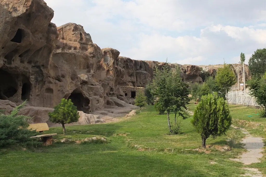 Soak the beauty of surrounding natural landscape