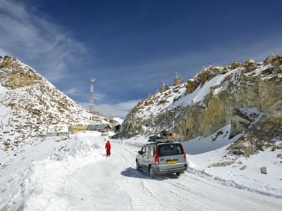 Go on a thrilling ride along the snow capped mountains with your Leh Manali tour package